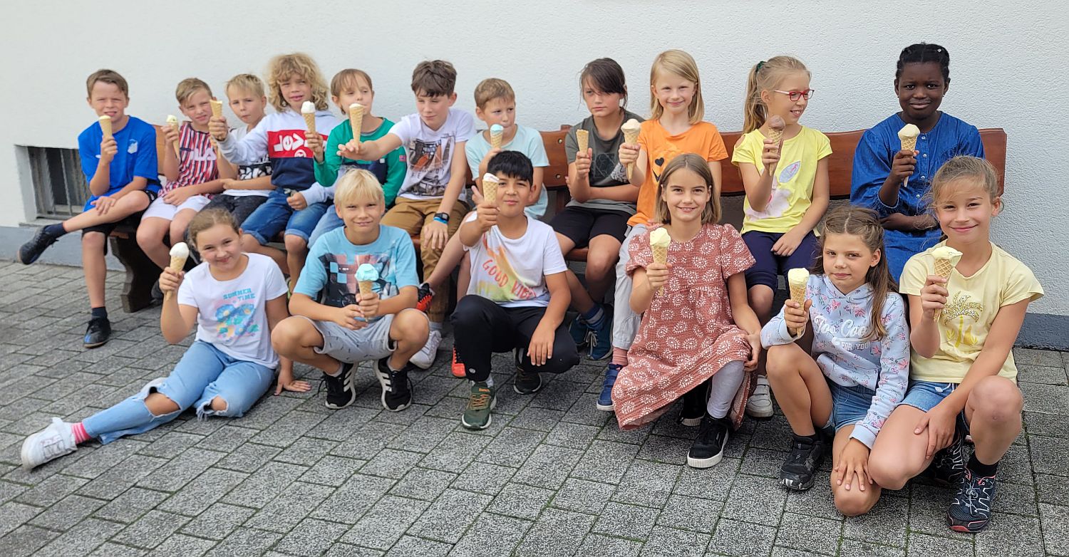 Foto mit Kindern mit Eis in der Hand